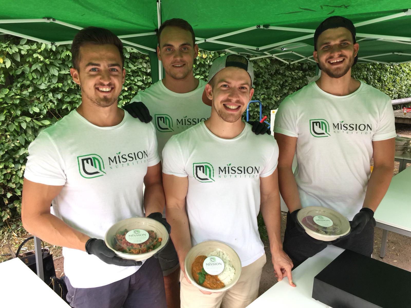 Der allererste Verkauf: geliehenes Zelt im Uni-Garten, High-Protein-Curry bei mir in der Küche gekocht und zur Uni getragen.