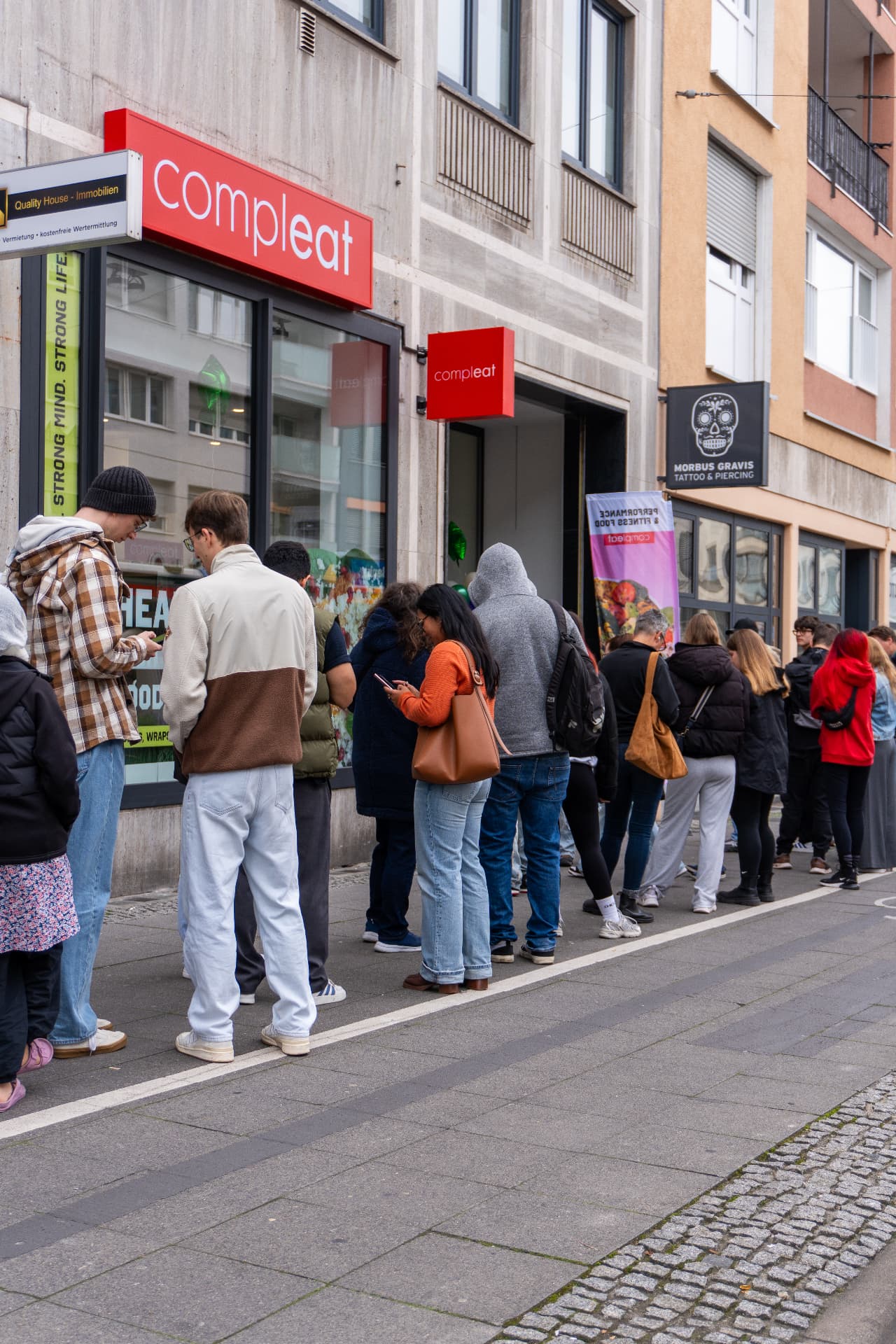 Die Eröffnung unseres Stores in Darmstadt zeigt: Das Interesse an Compleat wächst weiter. Der große Andrang bestätigt, dass unser Konzept immer mehr Menschen begeistert.