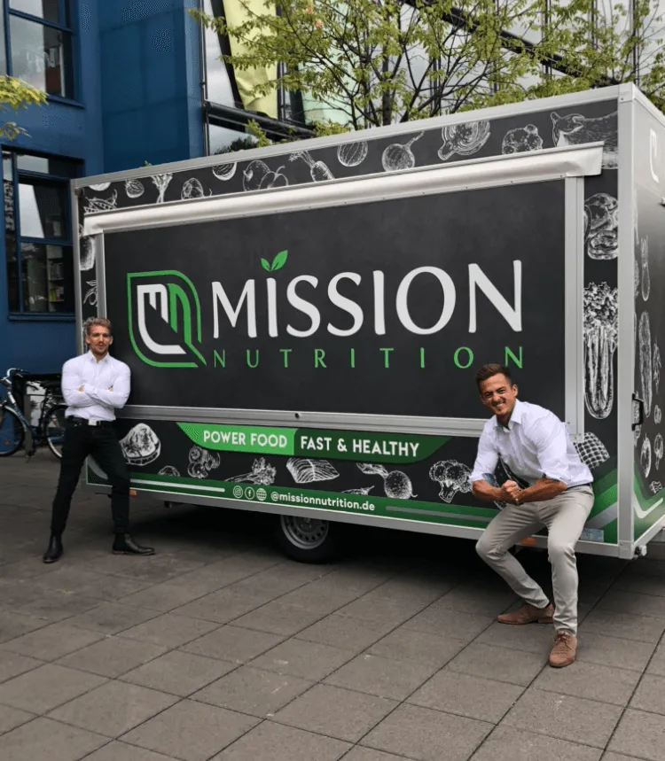 Mit dem verdienten Geld + je 10.000 € Erspartem haben wir unseren ersten Food Truck gekauft — damals noch unter dem Namen „Mission Nutrition".