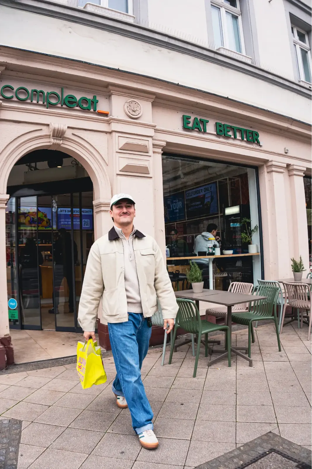Kundenschlange vor einem Compleat Store