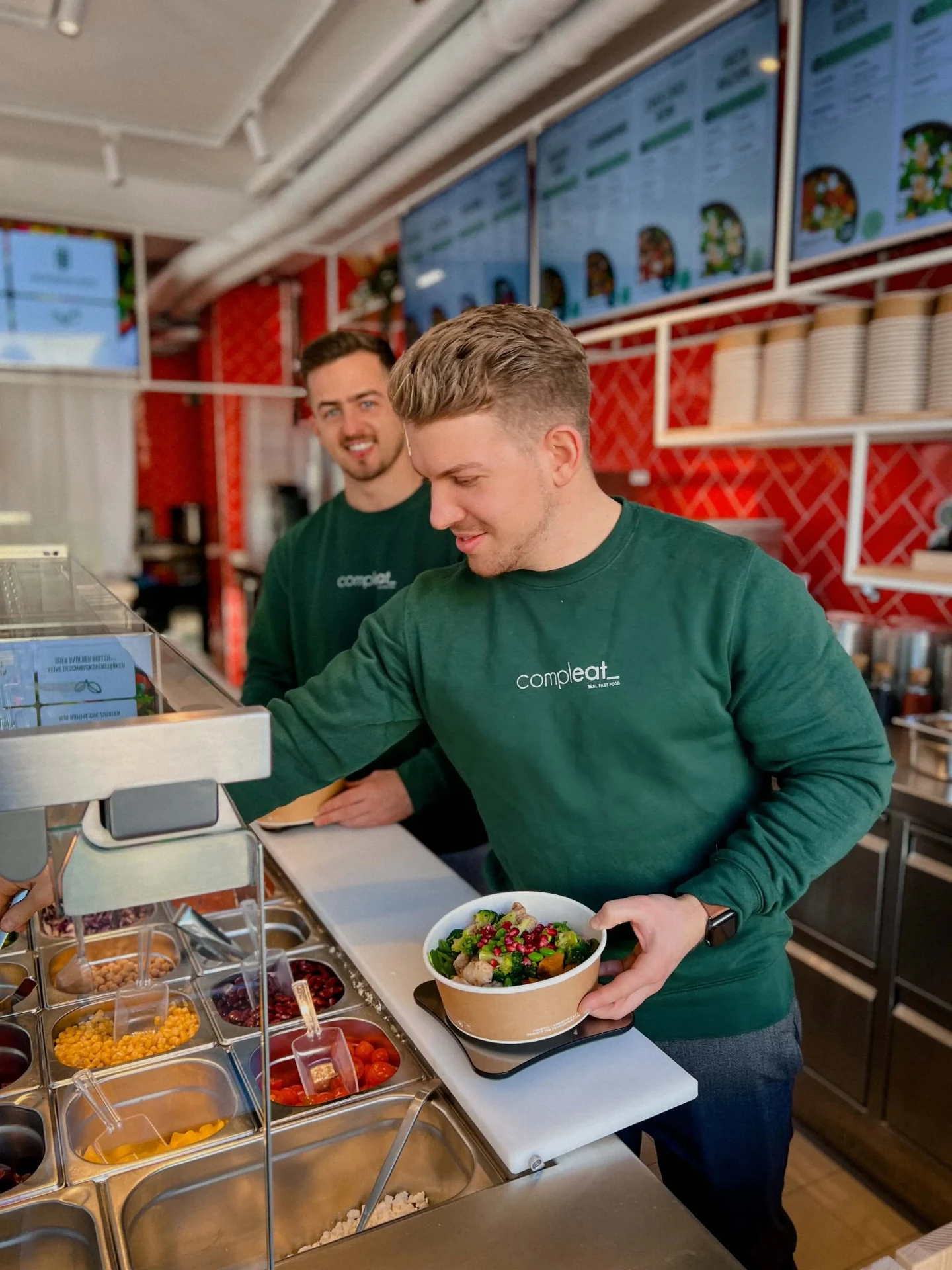An der Theke im Flagship-Store: frisch zusammengestellte Bowls — das Compleat-Prinzip zum ersten Mal im eigenen Laden.
