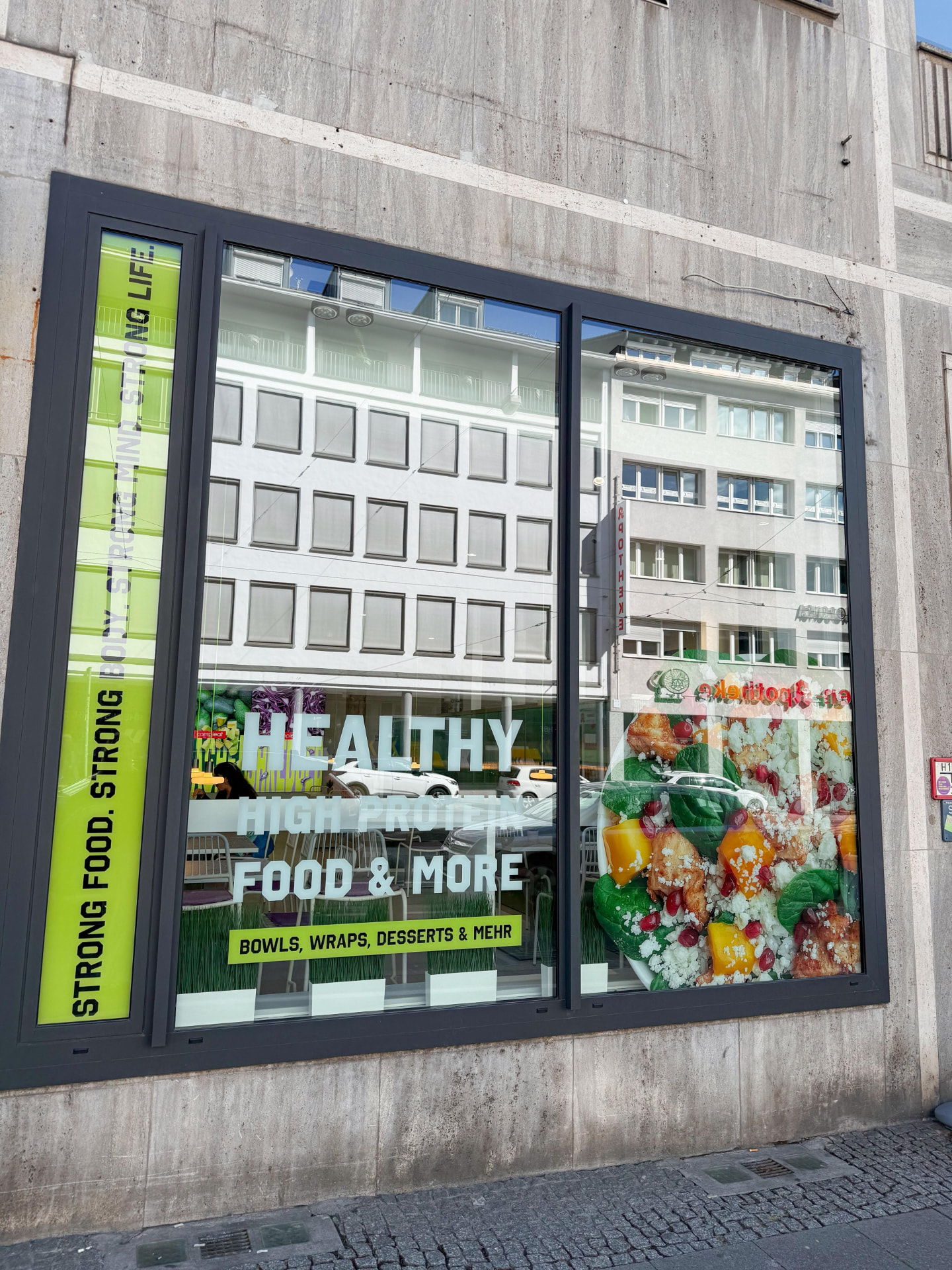 Compleat Schaufenster mit Bowl-Motiv